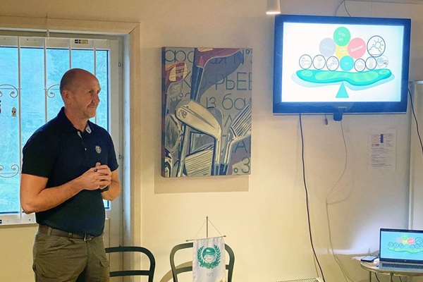 Golfförbundets Tony Mullborn hälsade på