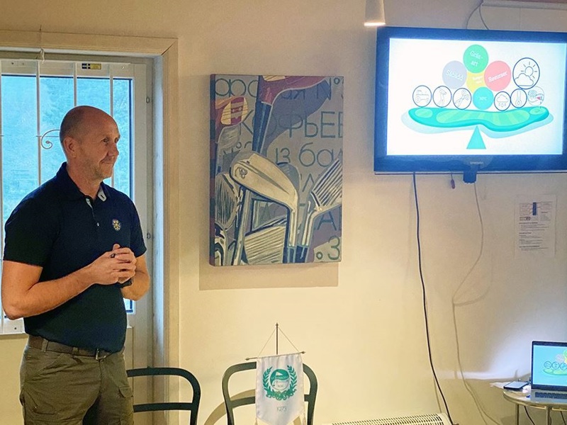 Golfförbundets Tony Mullborn hälsade på