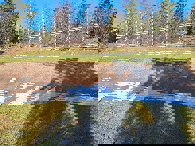 Hjälp till att skotta snö på greener i helgen